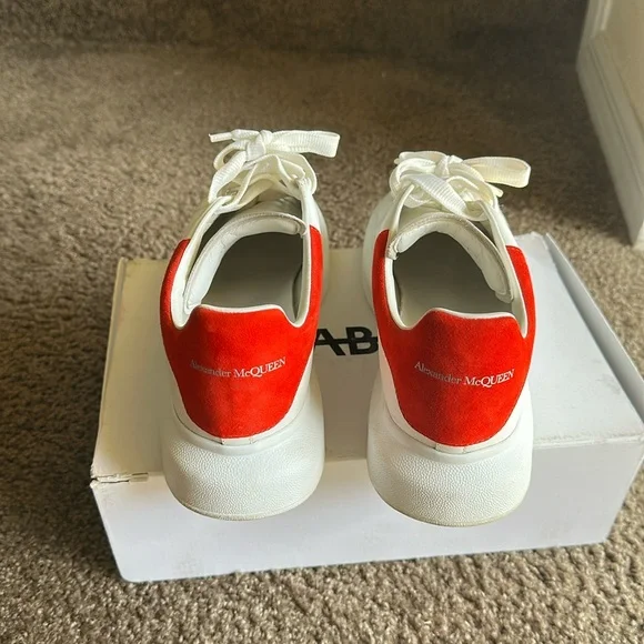 Alexander McQueen Men's Oversized
Sneaker 'Larry' in White/red. - Picture 3 of 11